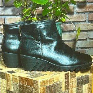 🥾 Cougar — Black Waterproof Wedge Bootie — Circa Sz 9 Women’s